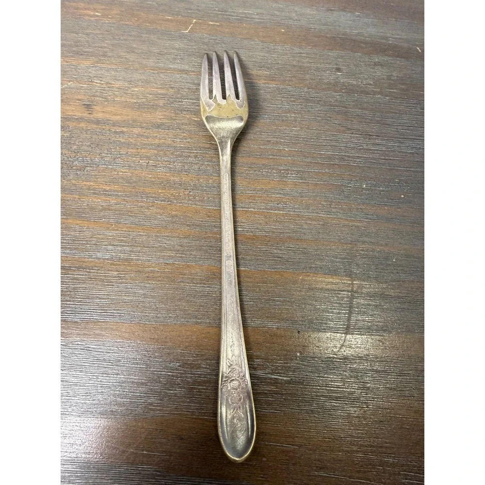 Vintage Wm Rogers Mfg Co Extra Plate IS Silverplate Dinner Fork Floral